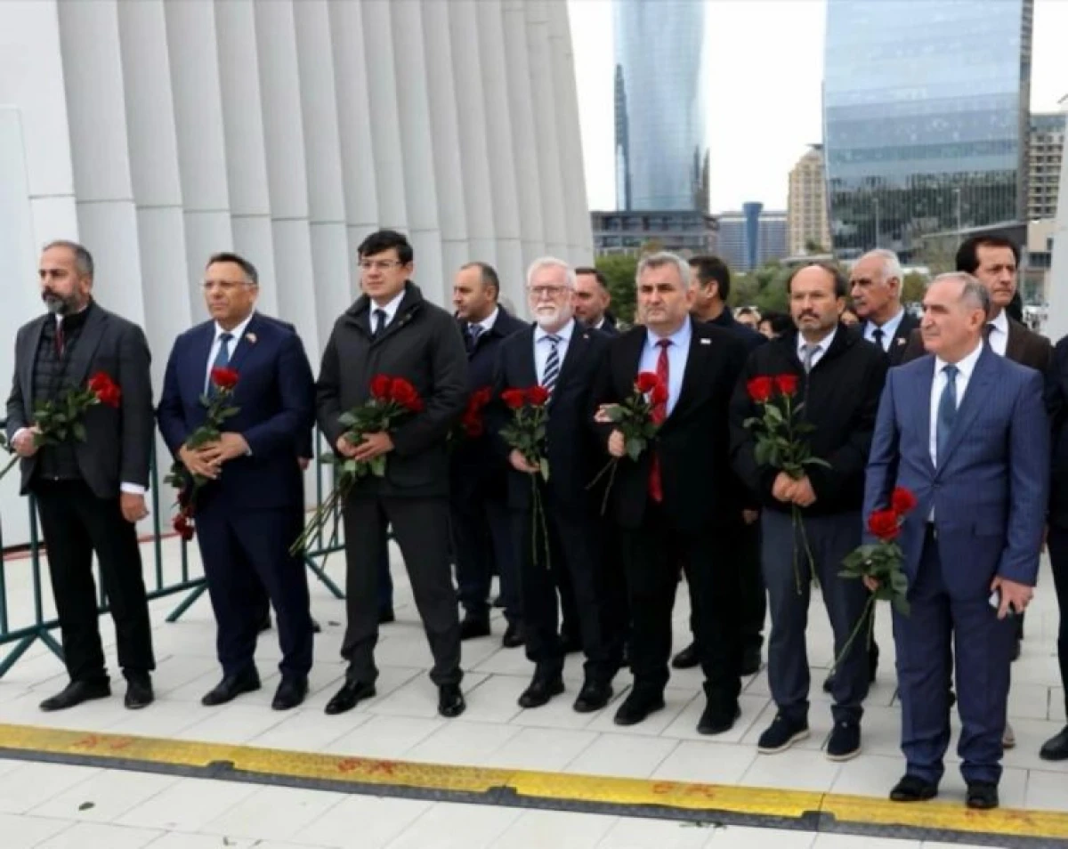 Azərbaycanda səfərdə olan [[türkiyəli rektorlar Zəfər parkını ziyarət etdilər]]