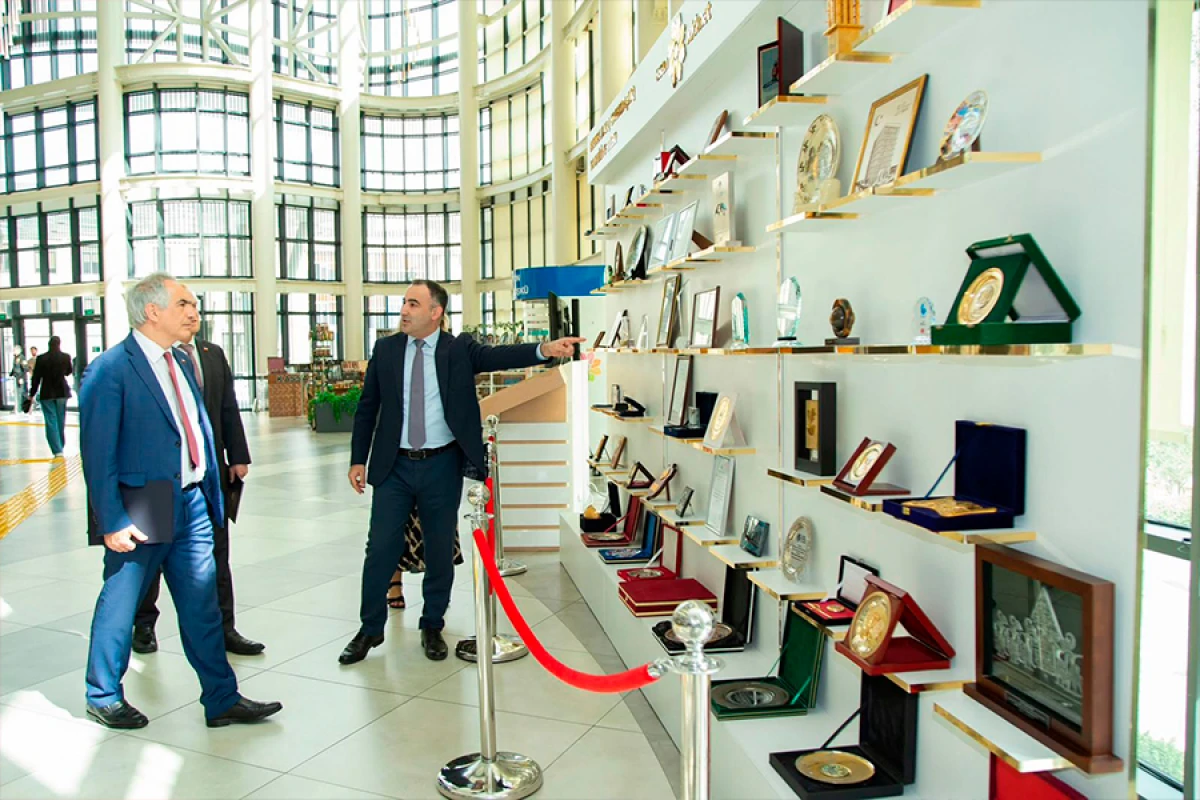 Çilidən olan parlamentarilər [[“ASAN xidmət”də]]