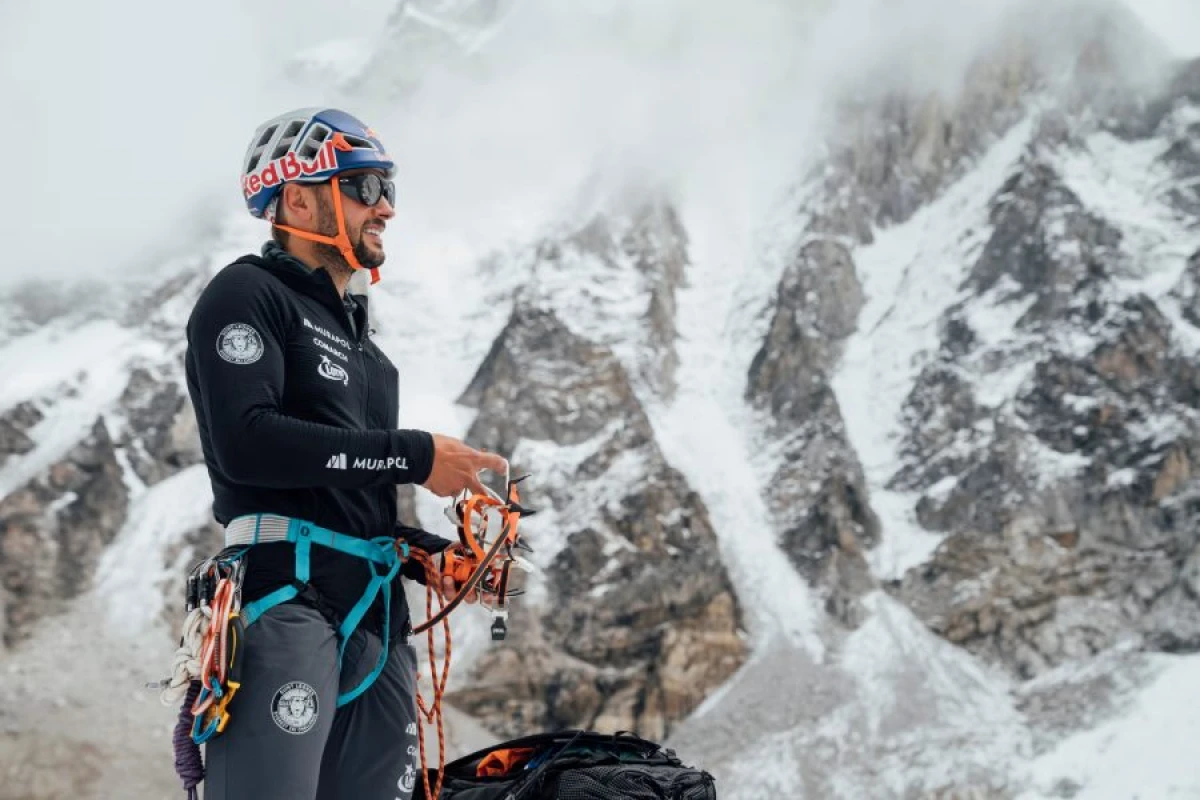 O, Everestdən xizəkdə enən [[ilk insan oldu]]