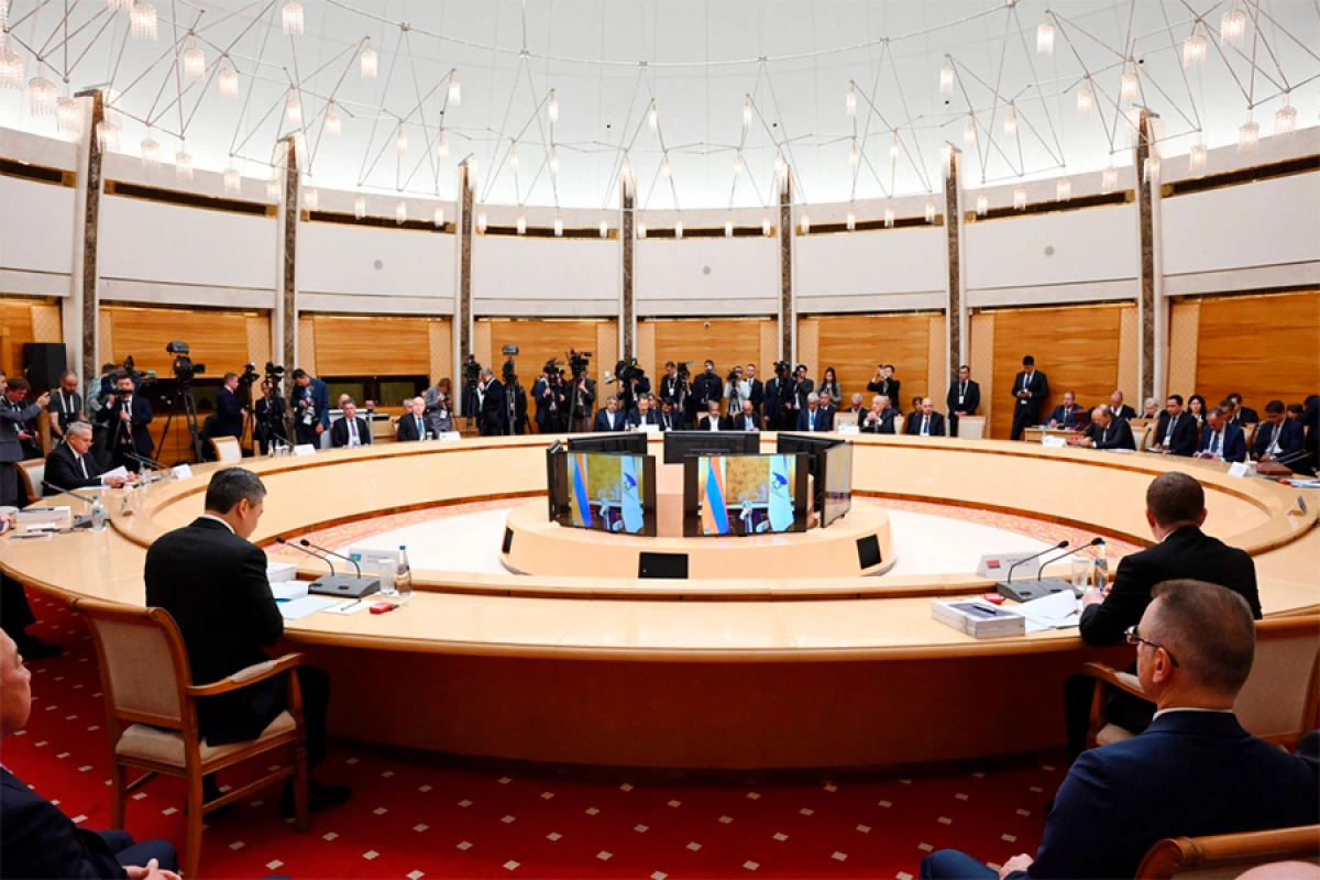 [[Əli Əsədov]] Minskdə Avrasiya Hökumətlərarası Şurasının iclasında iştirak etdi