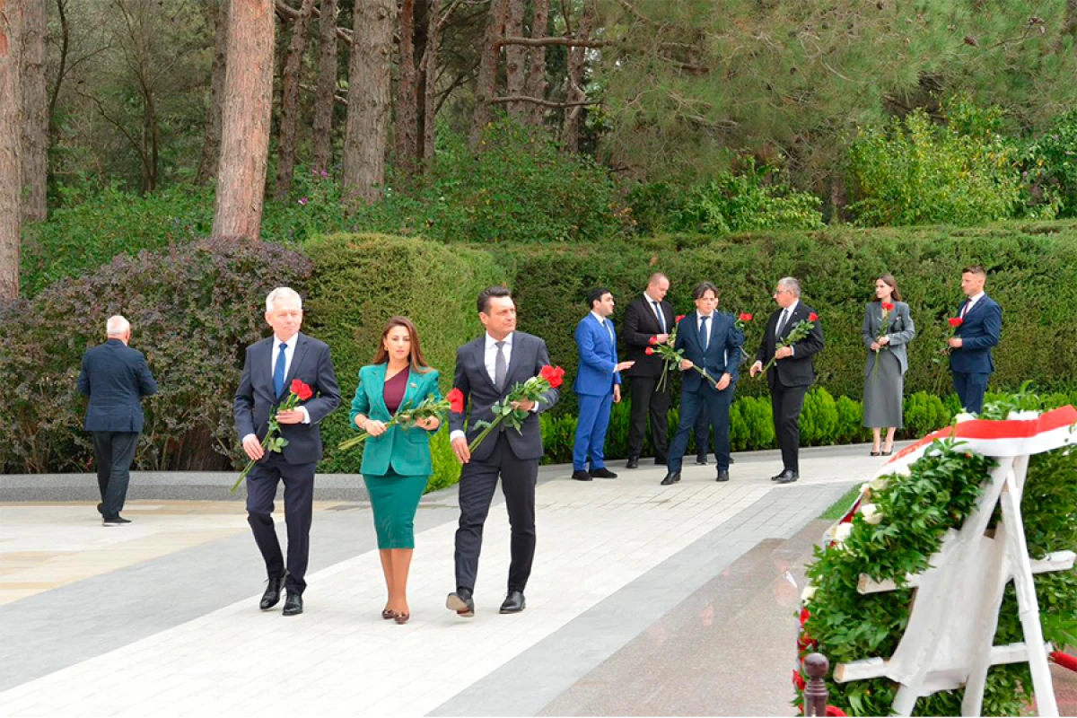 Polşa parlamentariləri [[Fəxri və Şəhidlər xiyabanlarını]] ziyarət etdi