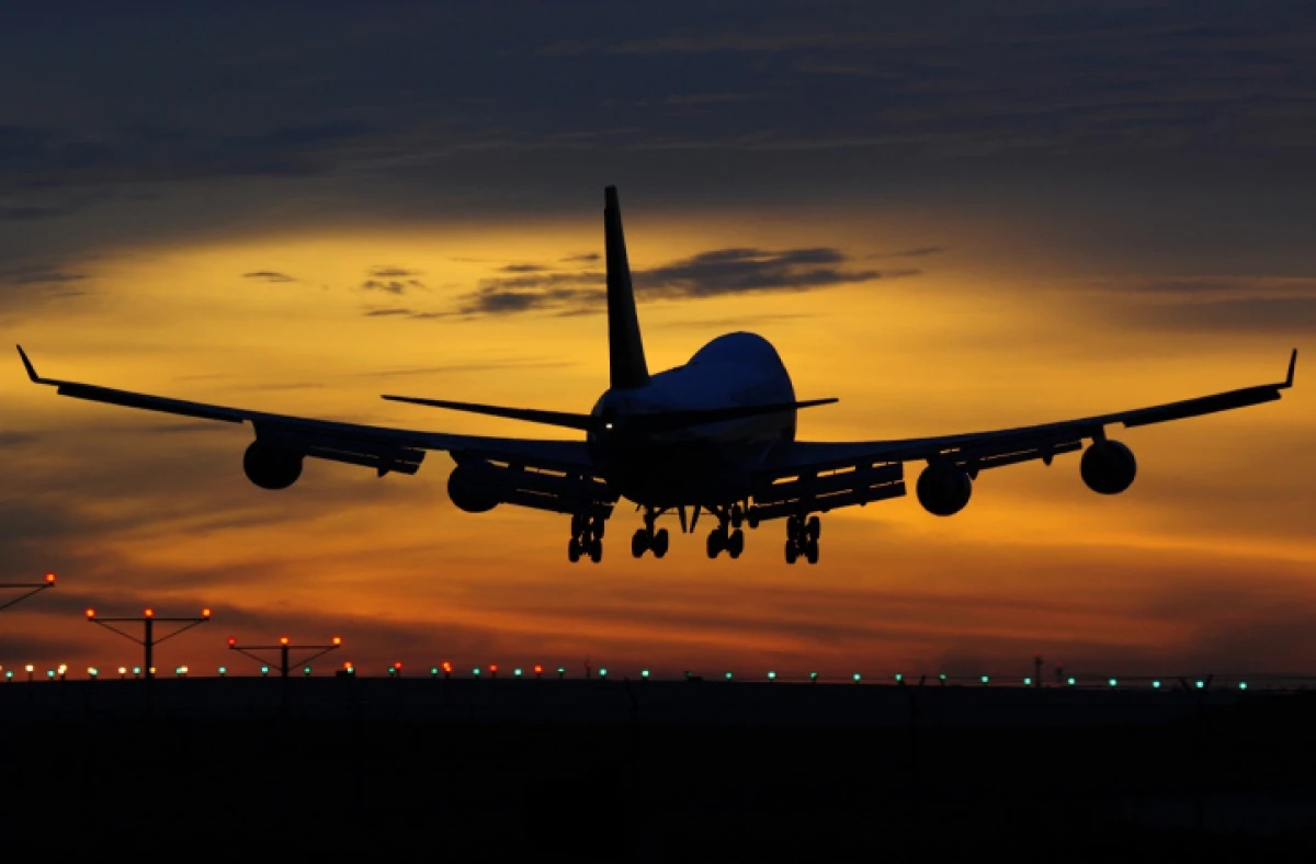 [[Sərnişin təyyarəsi]] havada tüstüləndi