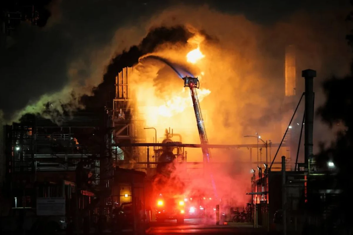 Los-Ancelesdə [[zavod]] yandı