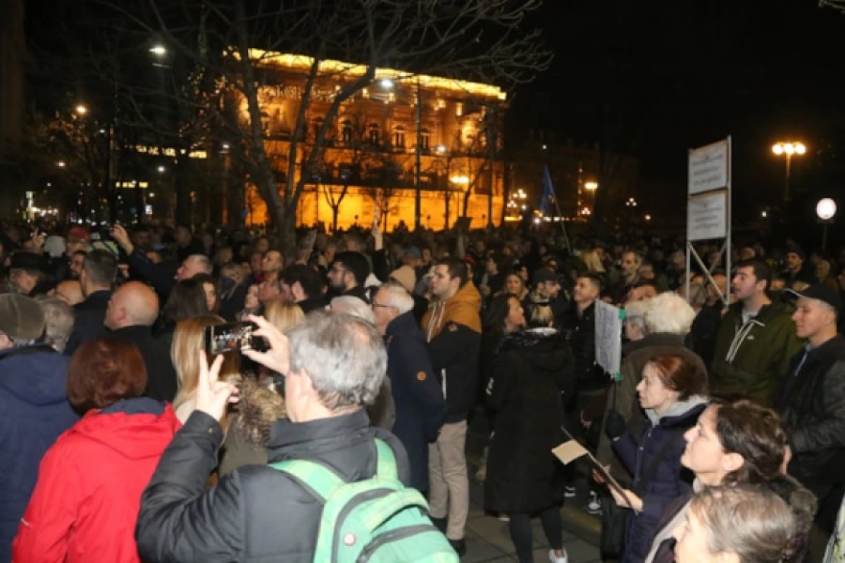 Gürcüstanda etirazçılar prezident sarayının ərazisinə girdilər - [[DİN xəbərdarlıq etdi]]