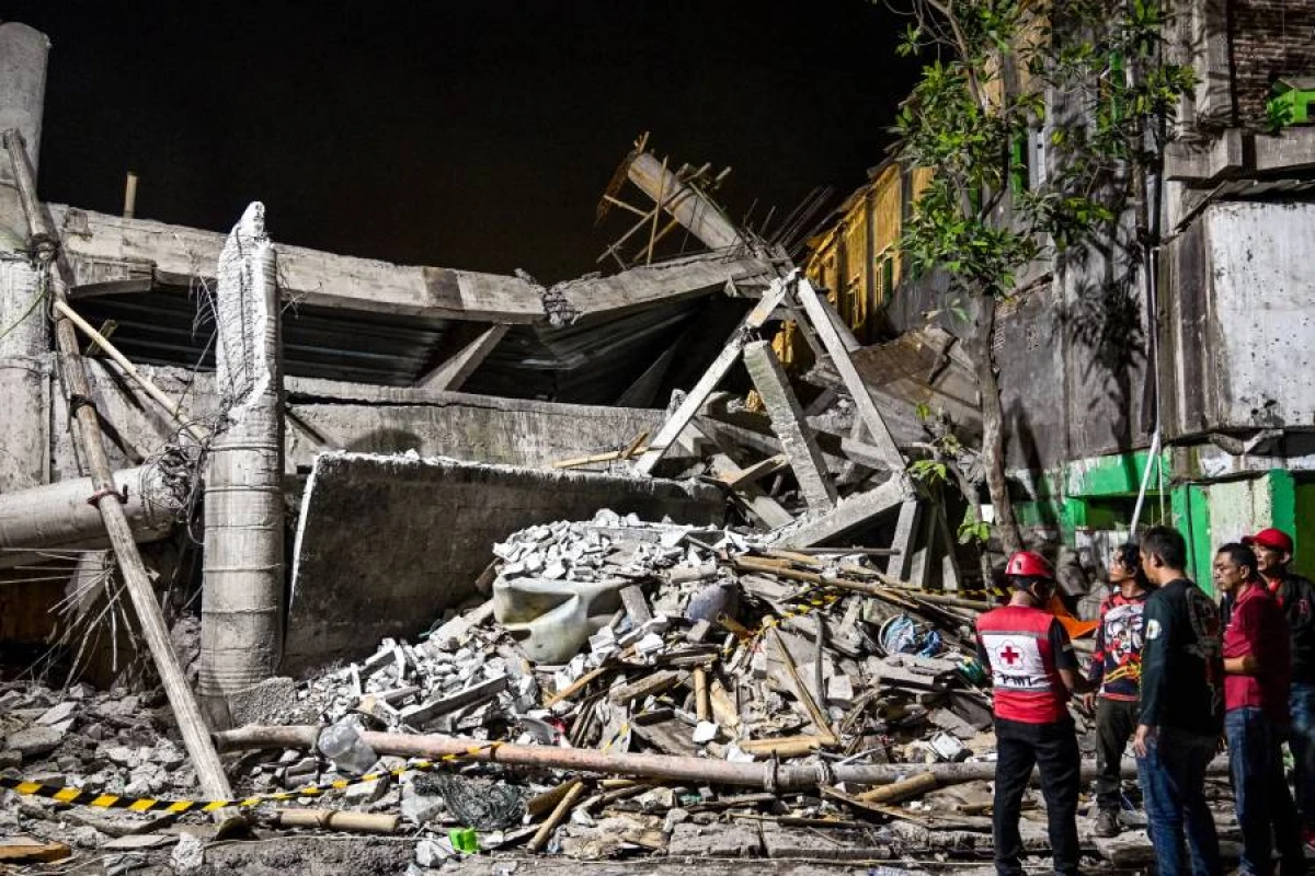 İndoneziyada məktəb uçquna məruz qaldı: [[Ölənlər var]]