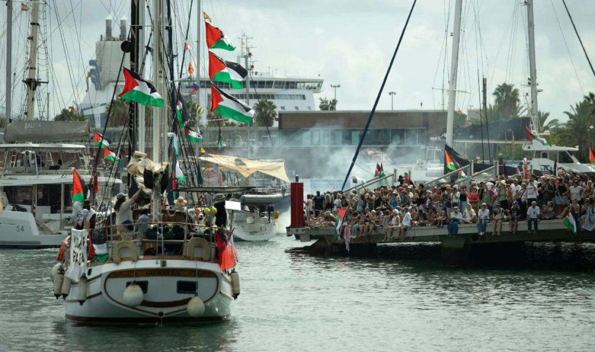 İsrailin saxladığı [[donanma fəalları aclıq aksiyasına başladı]]