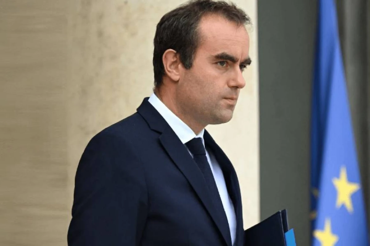 Fransanın yeni Baş naziri [[istefa verir]]