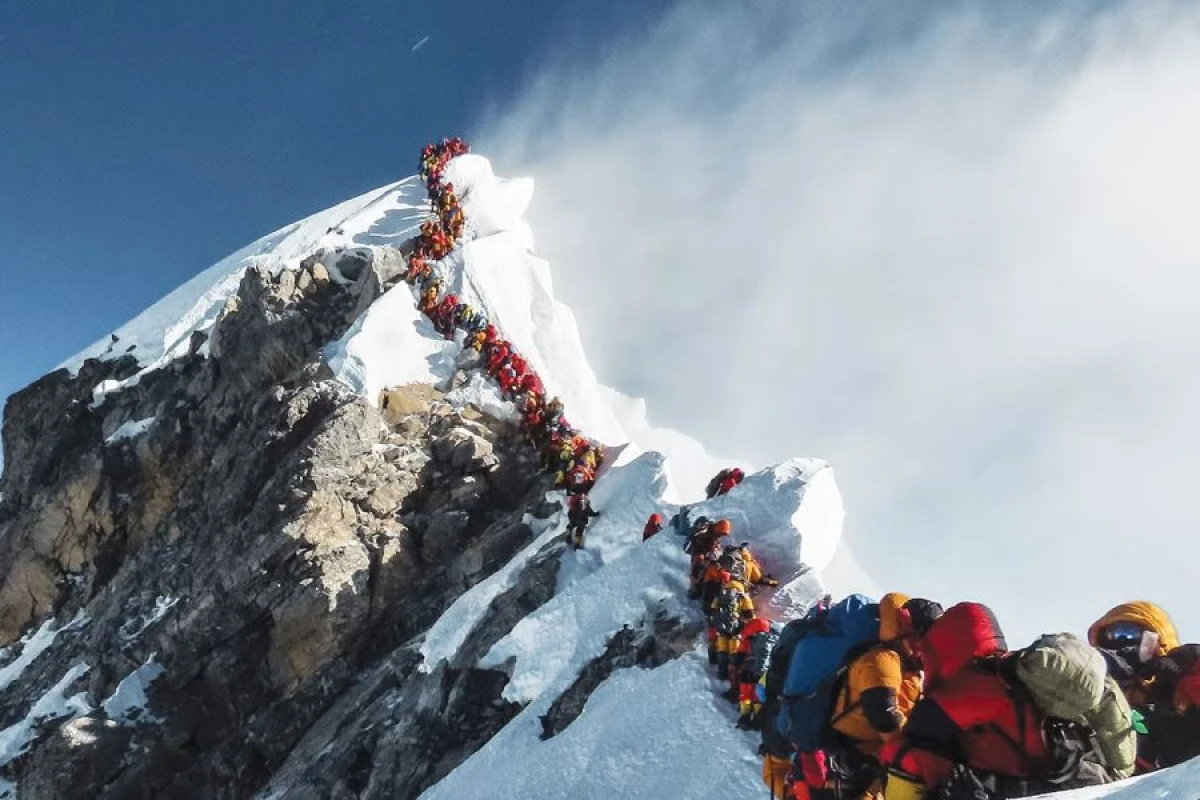 Everestdə qalan turistlər [[xilas edildilər]]