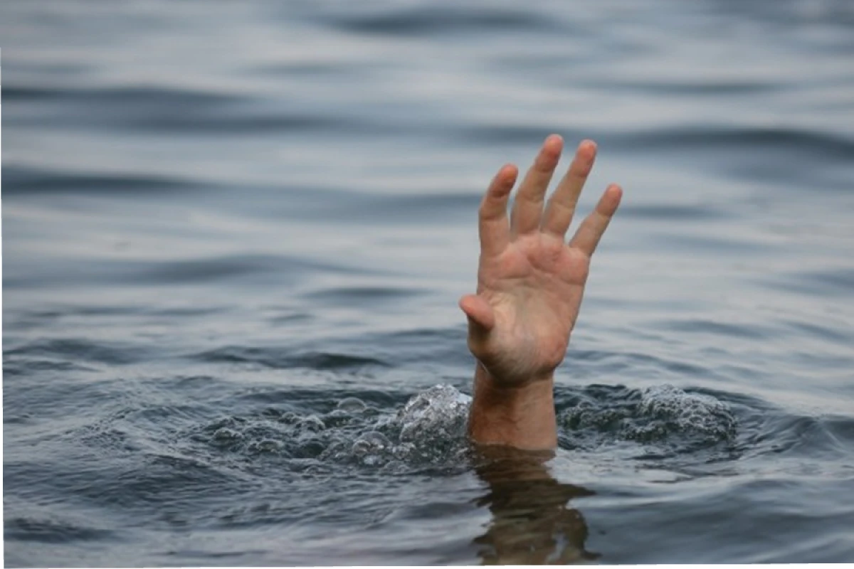 Ucar sakini [[su hovuzuna düşərək]] öldü