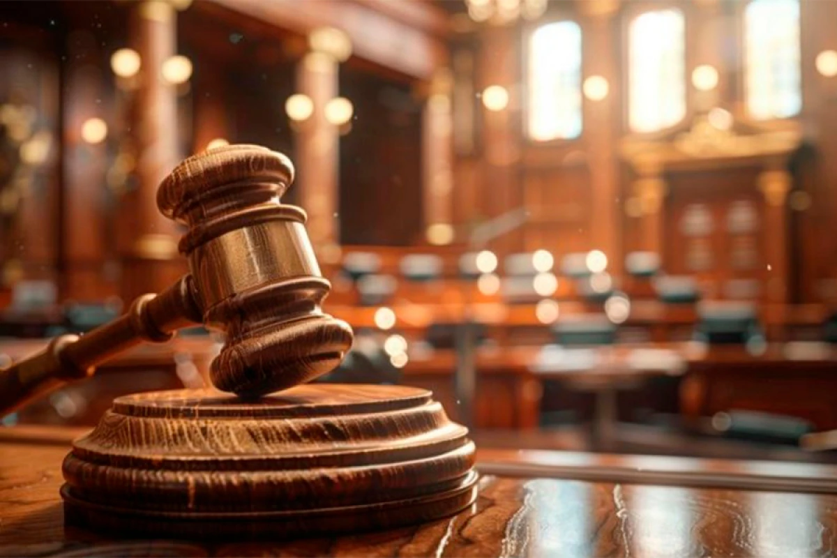 Mənimsəmədə [[ittiham olunan hotel xəzinədarı]] azadlığa buraxıldı