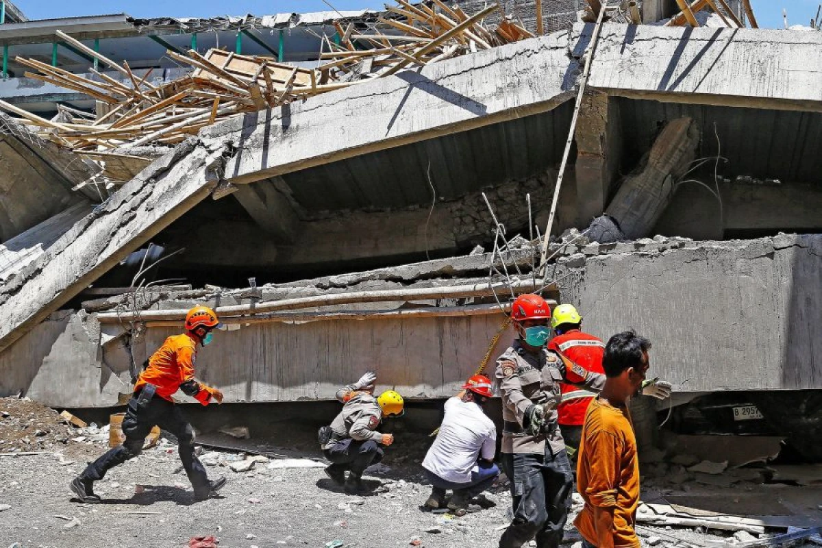 İndoneziyada məktəbin çökməsi nəticəsində [[61 nəfər öldü]]