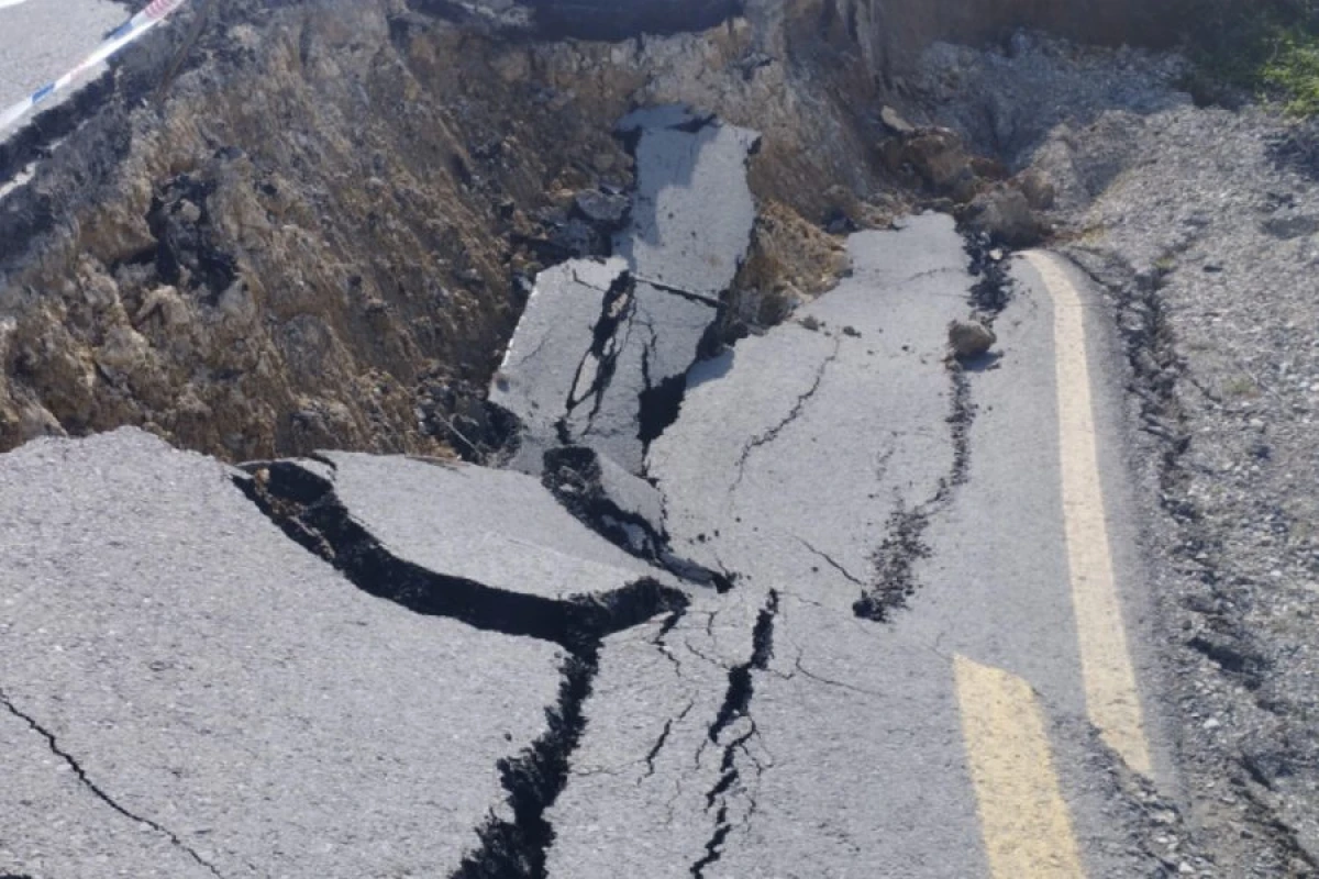 [[Torpaq sürüşməsi]] avtobus qəzasına səbəb oldu