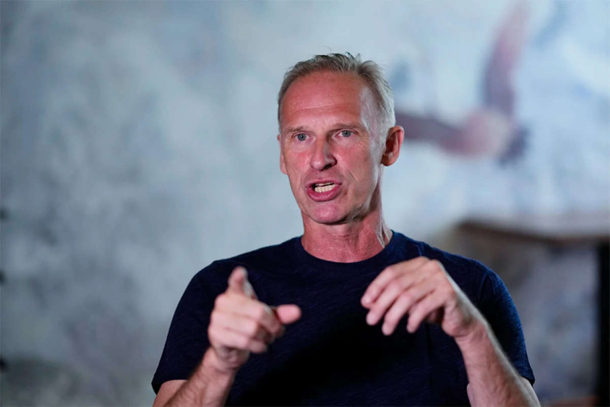 Veteran hokkeyçi NHL-i [[“qanlı yarış”]] adlandırdı