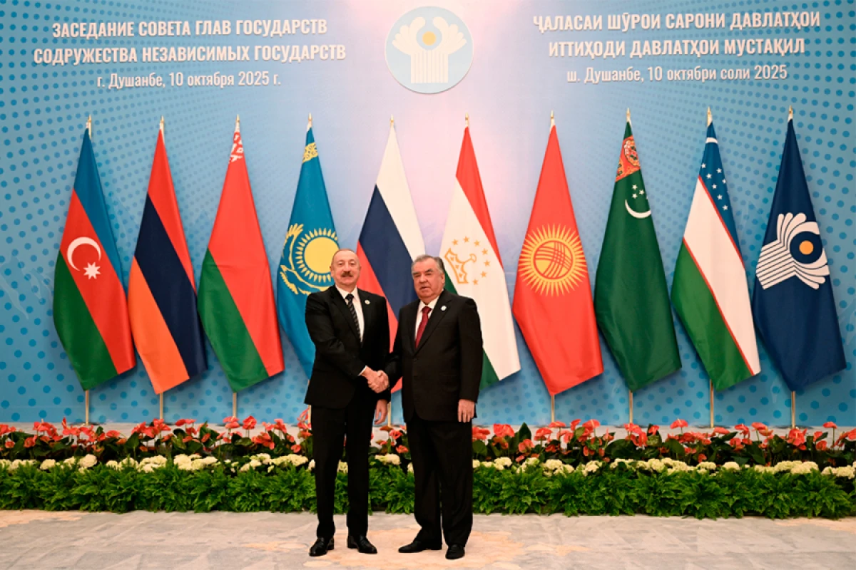 [[Prezident İlham Əliyev]] MDB Dövlət Başçıları Şurasının iclasında iştirak etmək üçün Düşənbədəki "Millət" sarayına gəldi