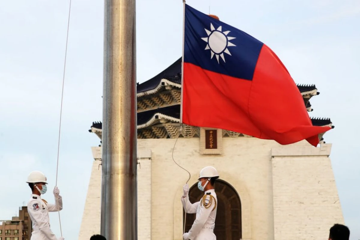 Tayvan müdafiə sistemini [[gücləndirir]]