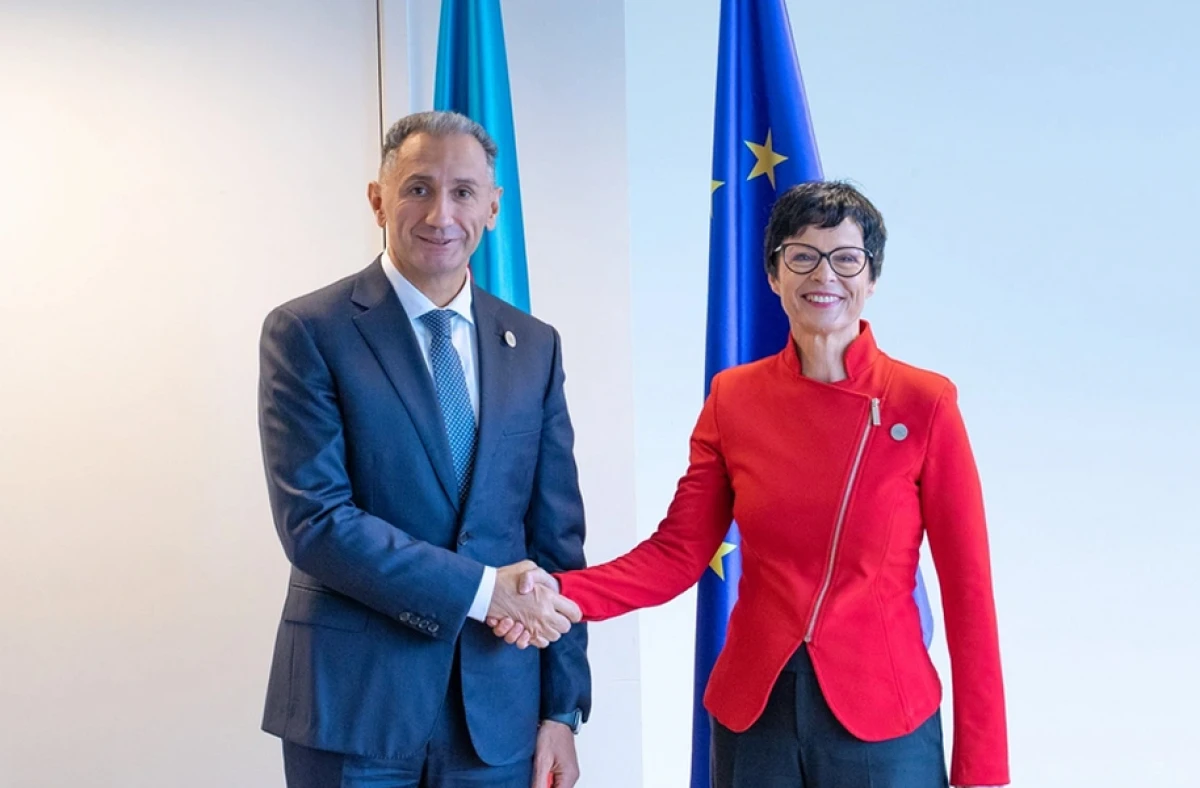 Rəşad Nəbiyev Aİ-nin komissarı ilə Zəngəzur dəhlizini müzakirə etdilər