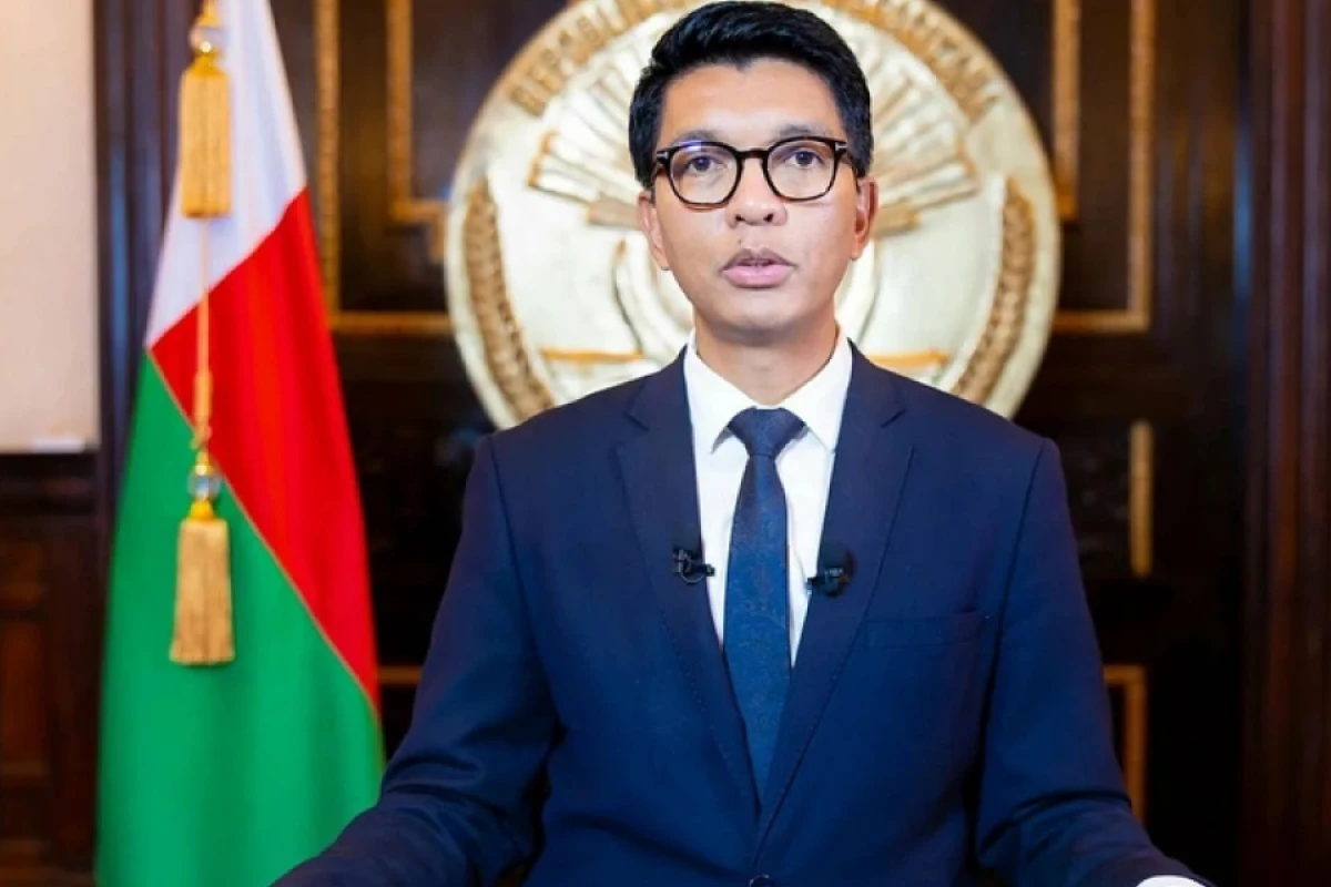 [[Madaqaskar Prezidenti]] etirazlara görə paytaxtı tərk etdi