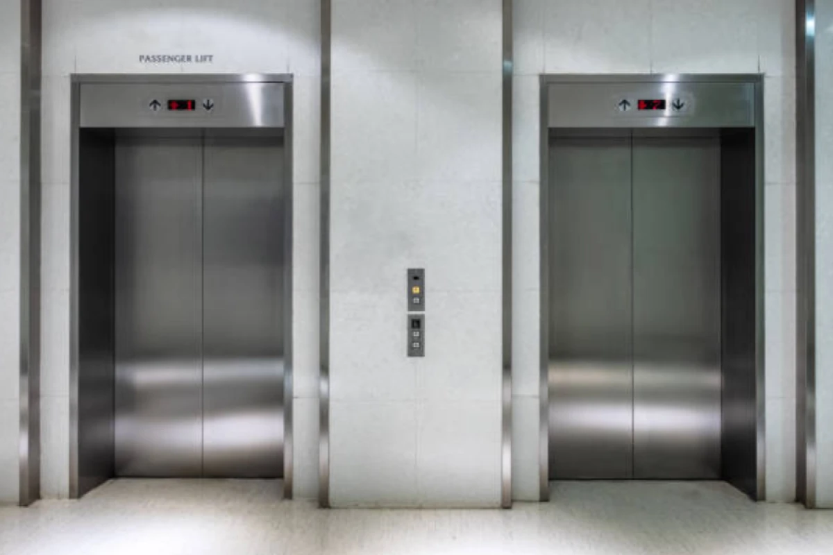 Liftdə köməksiz vəziyyətdə qalan şəxs [[xilas edildi]]