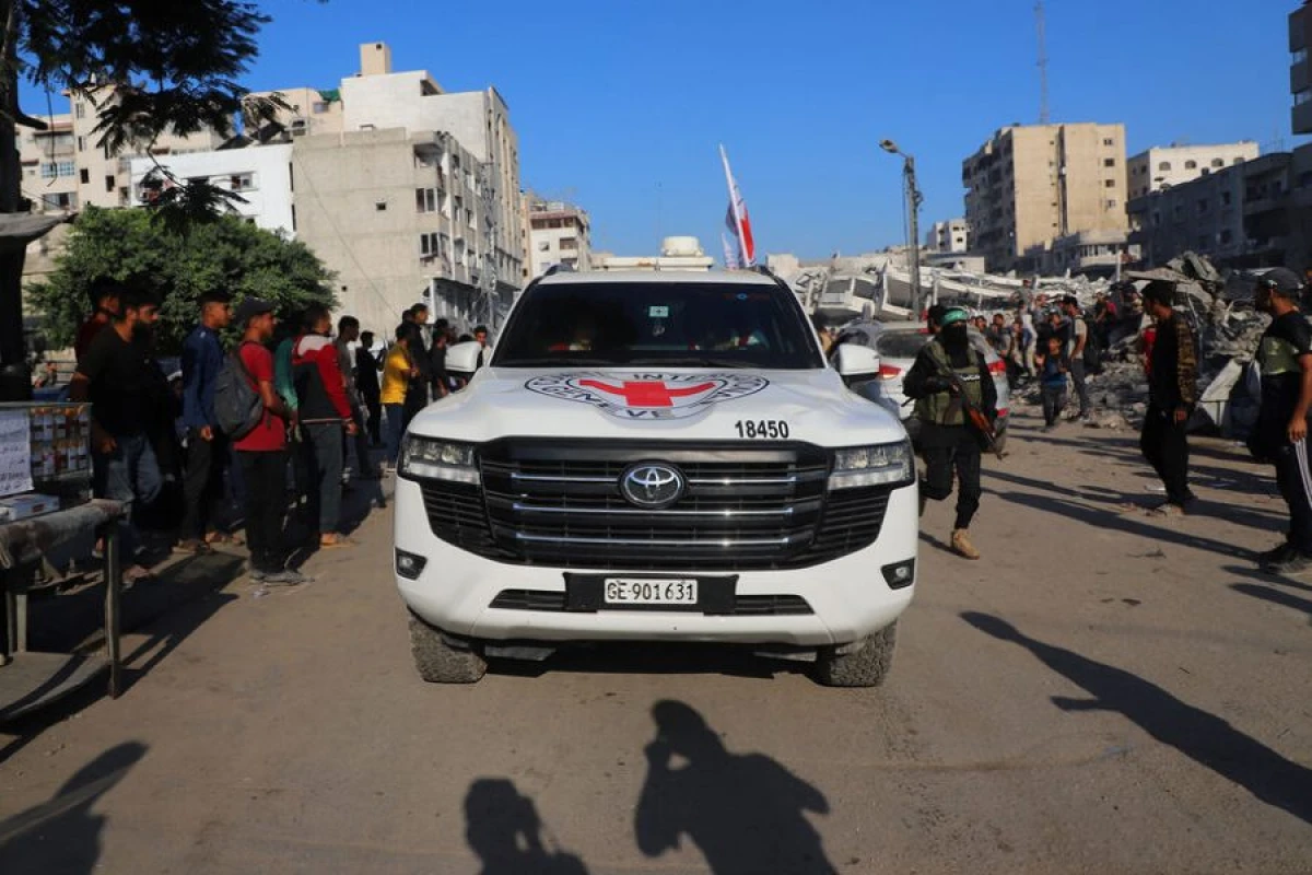 HƏMAS azad edilən ikinci girov qrupunu [[İsrailə təhvil verdi]]