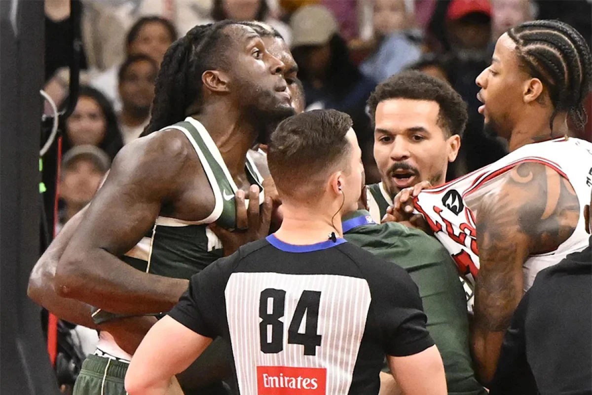 [[NBA-da dava:]] Prins təsadüfən hakimi vurdu