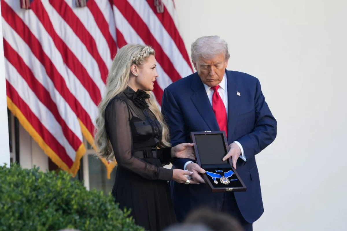 Tramp Çarli Kirki ölümündən sonra [[medalla təltif etdi]]