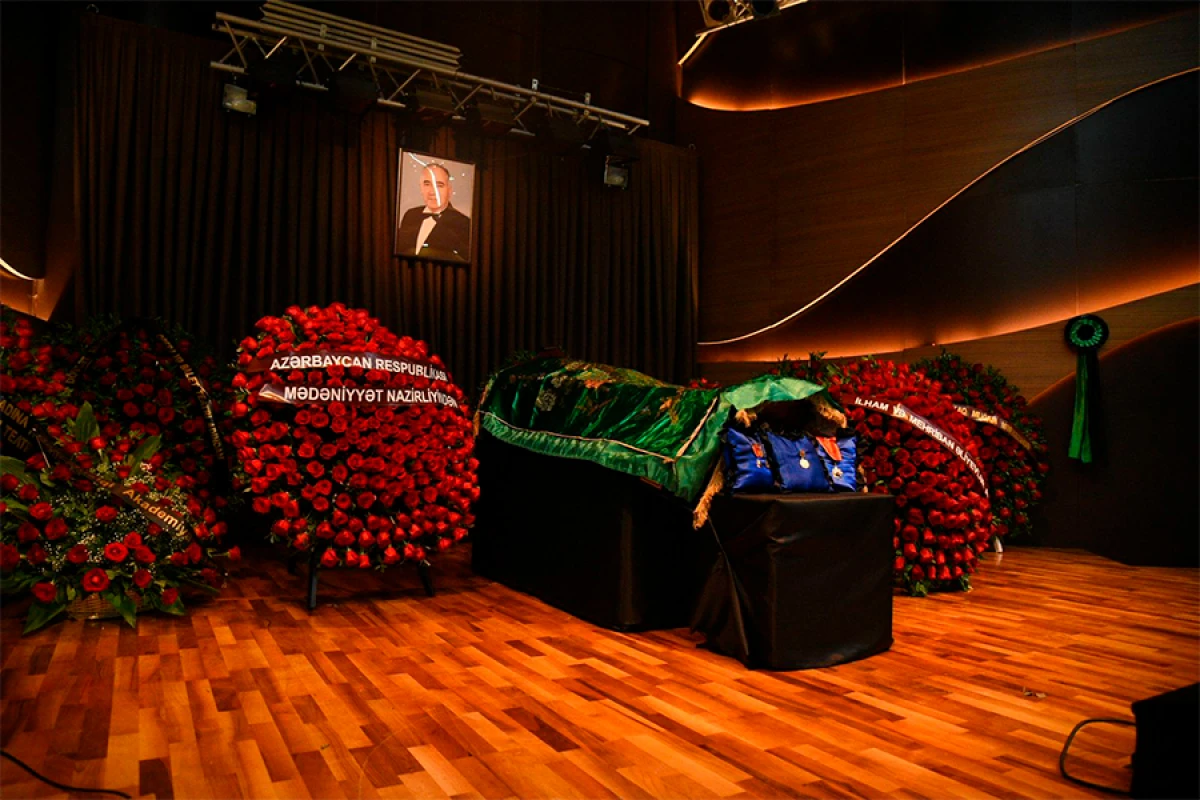 [[Prezident və Birinci vitse-prezident]] Xalq artisti Ramiz Quliyevlə vida mərasiminə əklil göndərdi