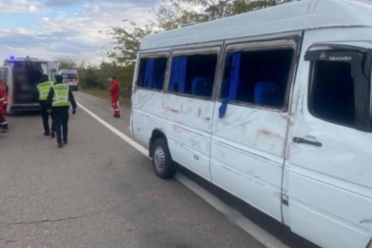 Ukraynada mikroavtobus aşdı -  [[Yaralananlar var]]