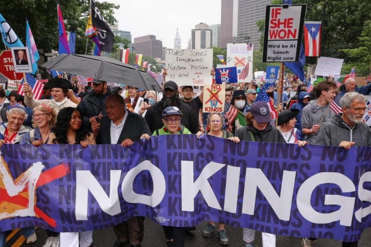 [[ABŞ-də minlərlə]] insan hökumətə qarşı  küçələrə çıxdı