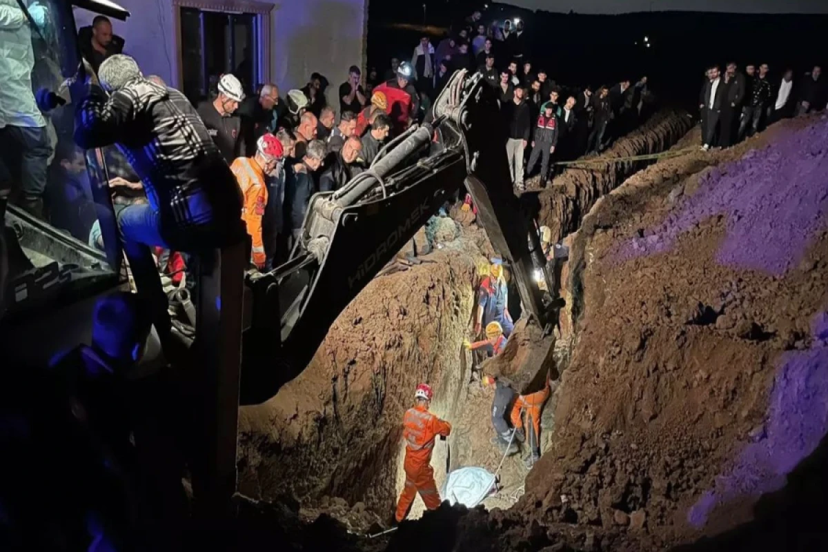 Türkiyədə kanalizasiyada torpaq uçqunu- [[Ölənlər var]]