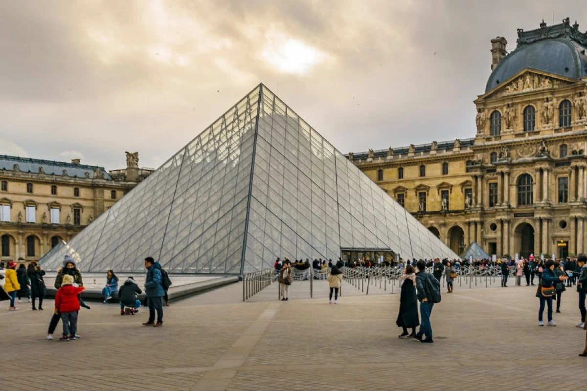 Luvr muzeyi [[qarət edildi]]