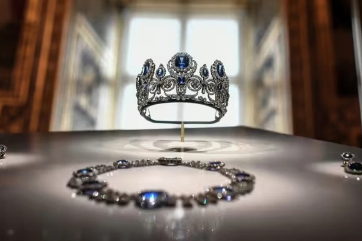 Luvr muzeyi [[qarət edildi]]