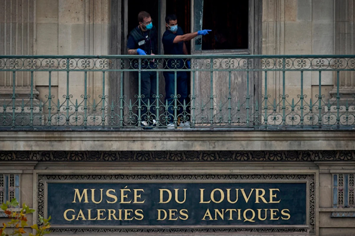 [[Luvr muzeyi]] qarətdən sonra fəaliyyətini bərpa etdi