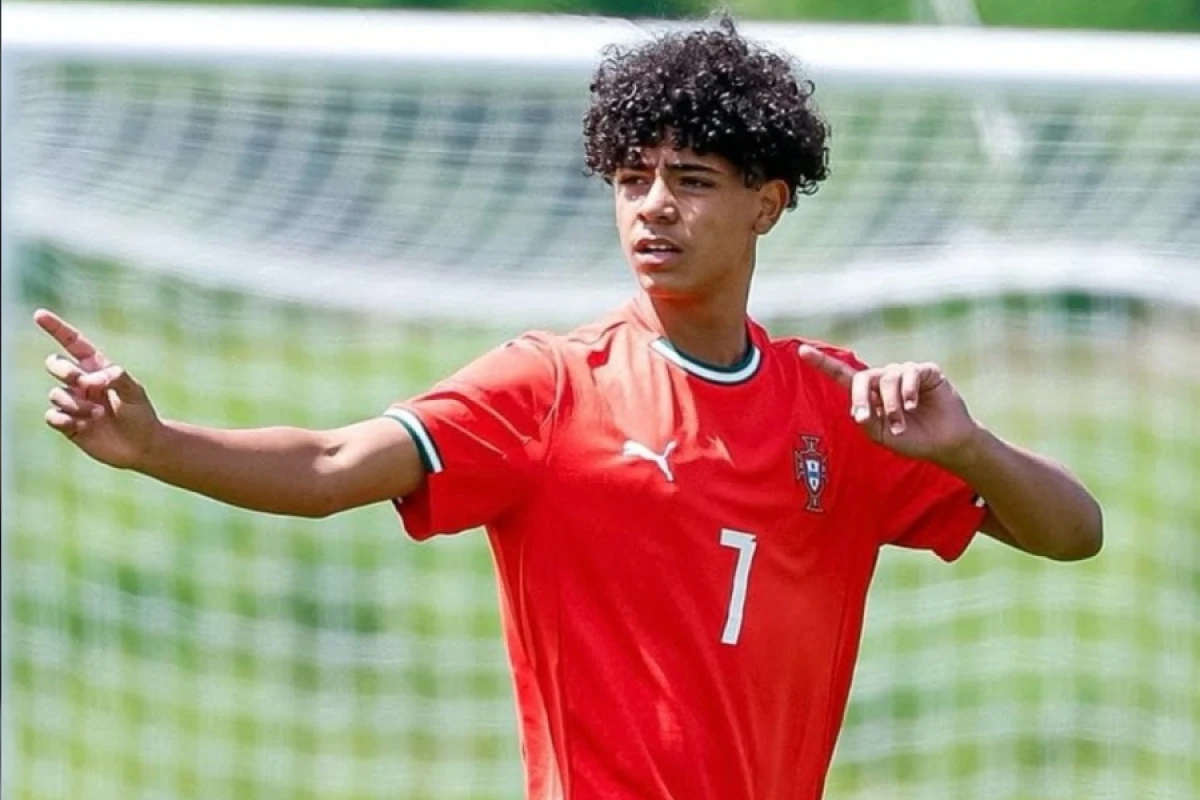 15 yaşlı Ronaldo Portuqaliya millisinə [[ilk dəvətini aldı]]