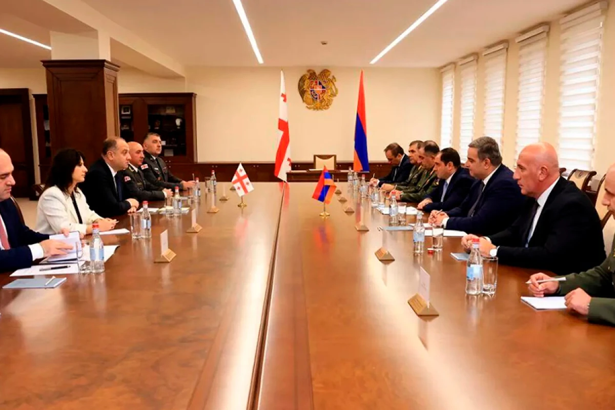 Ermənistan və Gürcüstanın müdafiə nazirləri görüşdülər