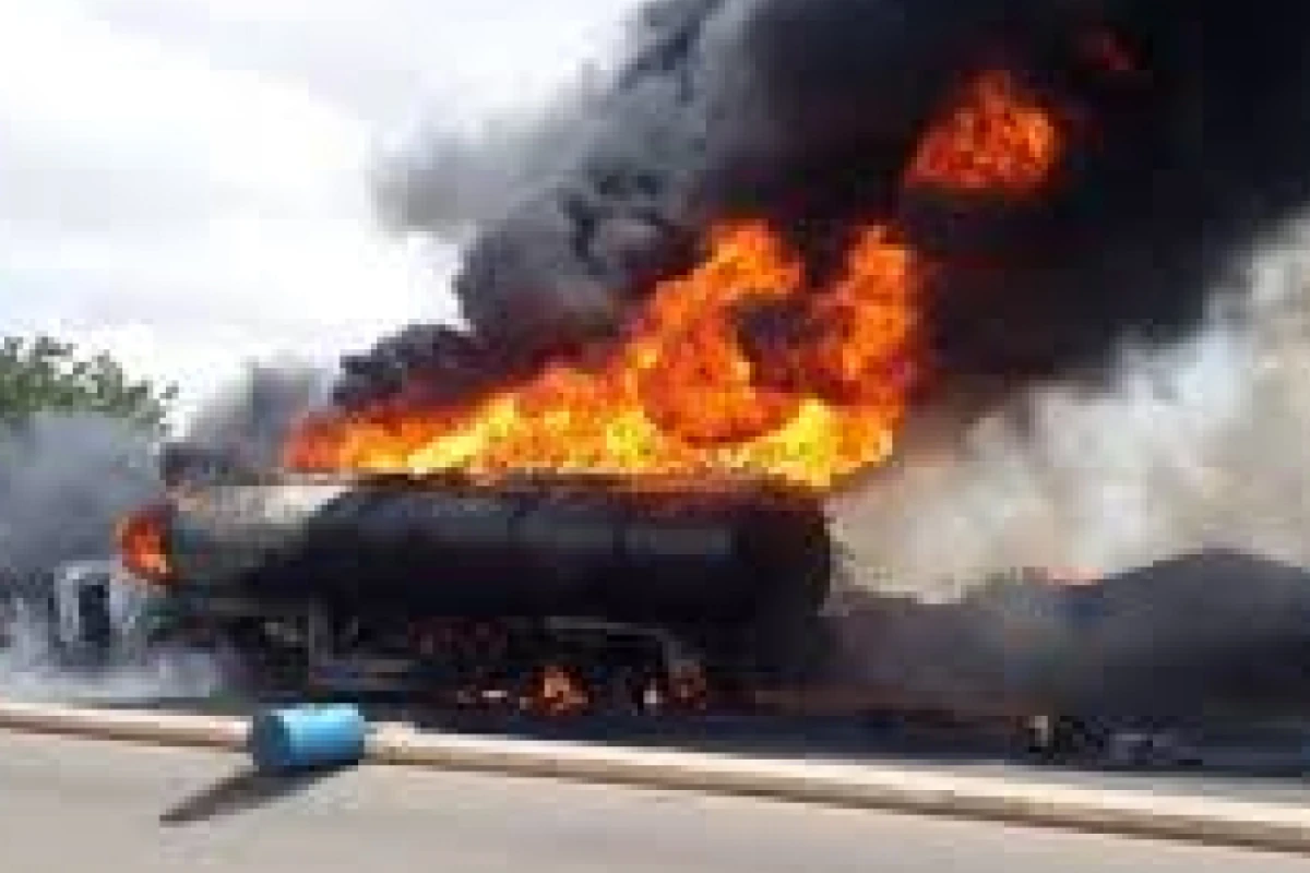 Nigeriyada tanker partladı-  [[30 nəfər öldü]]