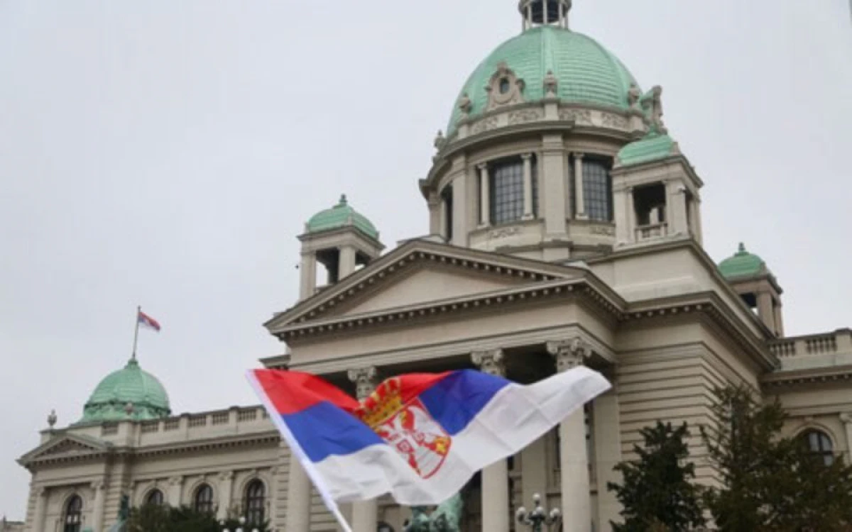 [[Belqradda]] parlament önündə atışma oldu