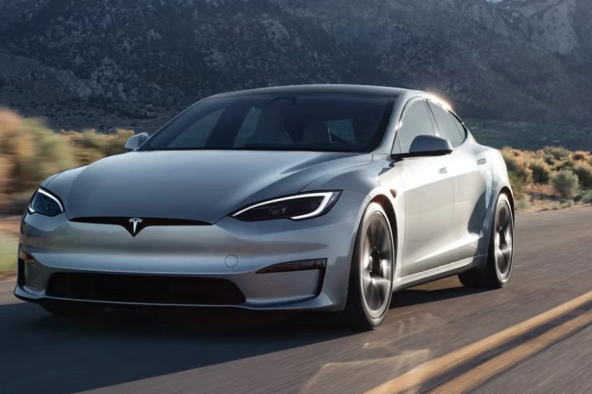 Tesla [[13 min avtomobilini]] geri çağırır