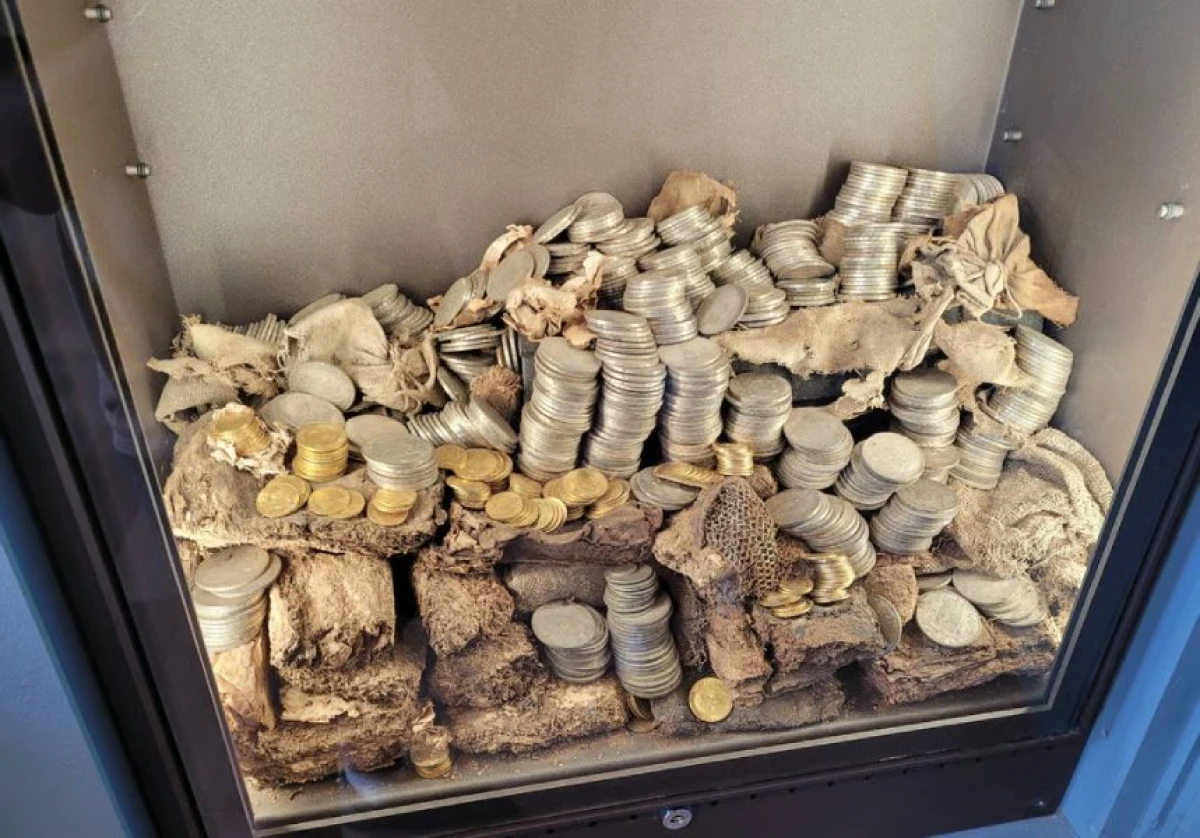 [[Fransada]] muzeydən 2000 sikkə oğurlandı