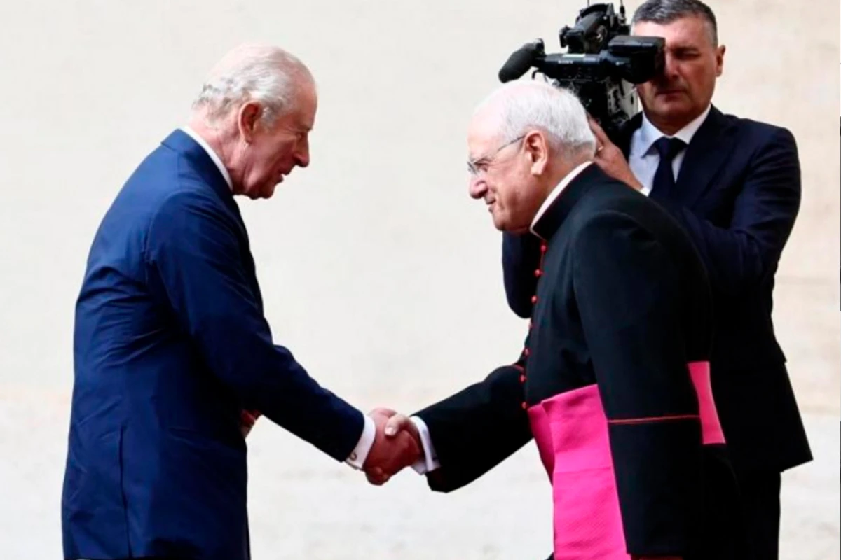 [[Kral Çarlz]] Vatikanda Papa XIV Leo ilə görüşdü