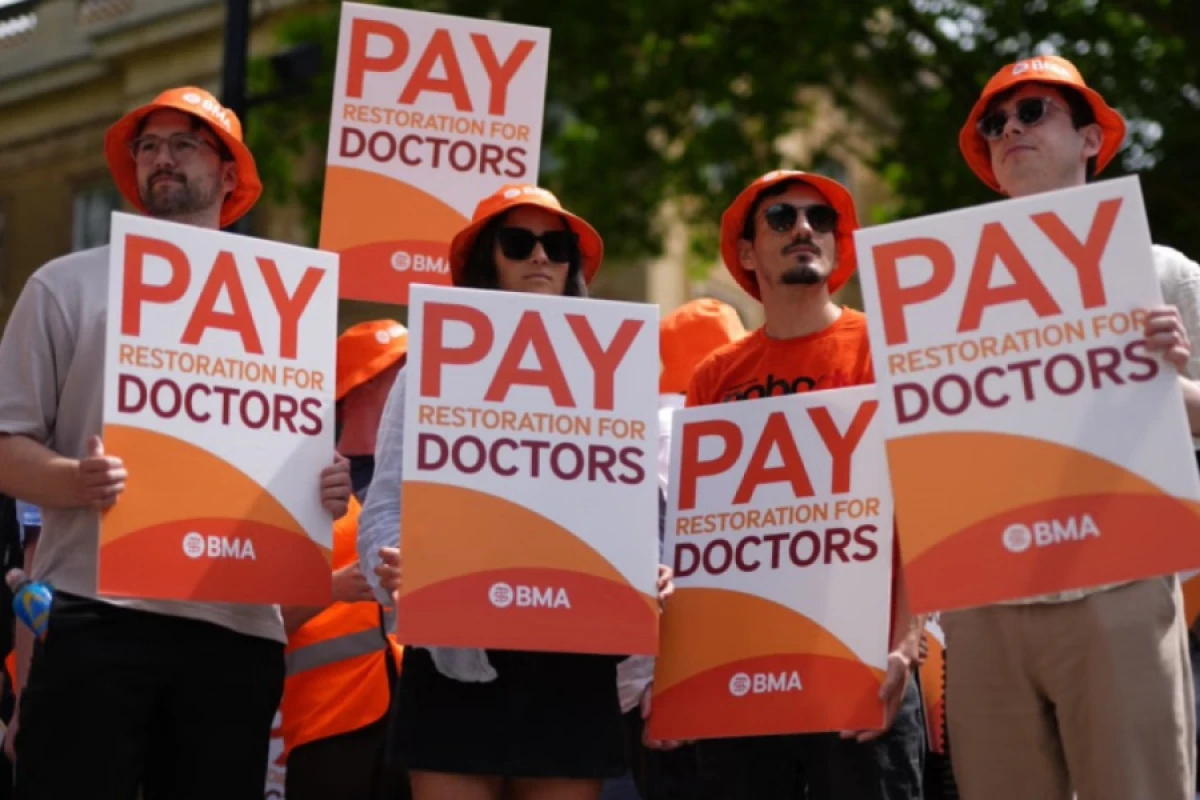 İngiltərədə həkimlər [[tətilə hazırlaşırlar]]