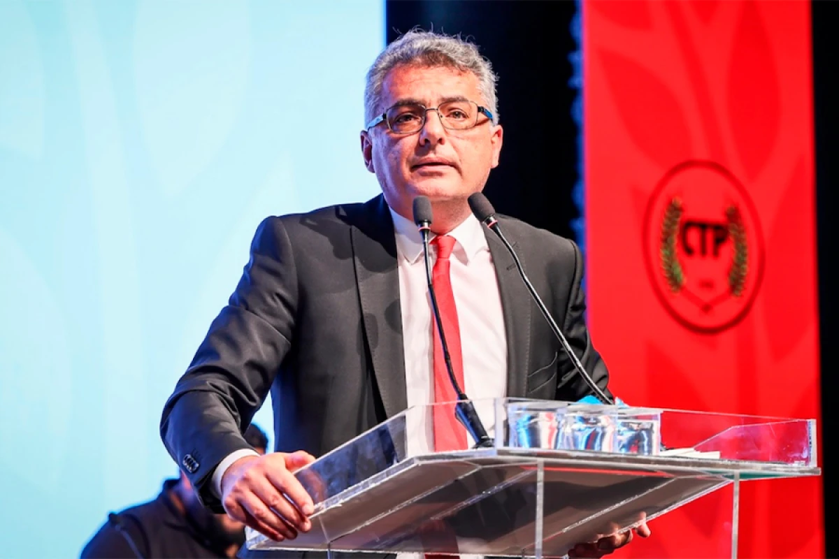 Erhürman Kipr türklərinin [[yeni lideri]] kimi and içdi