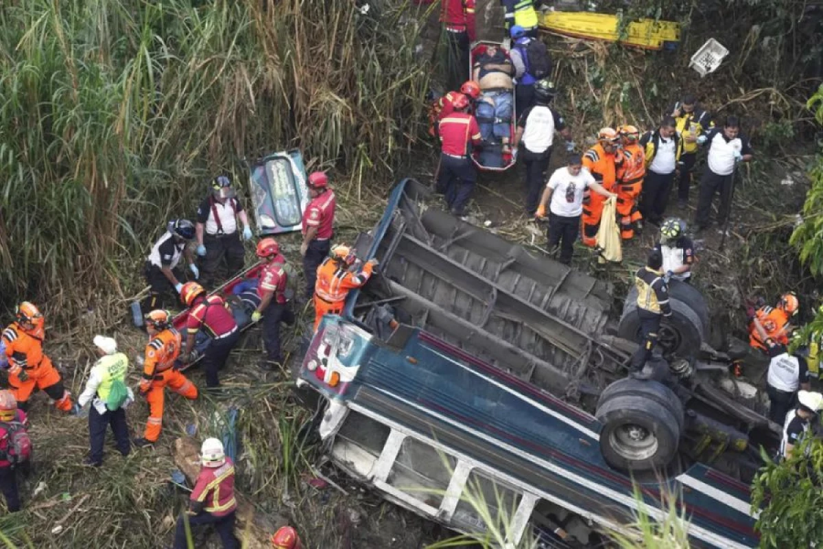 Argentinada avtobus körpüdən [[dərəyə aşdı]]