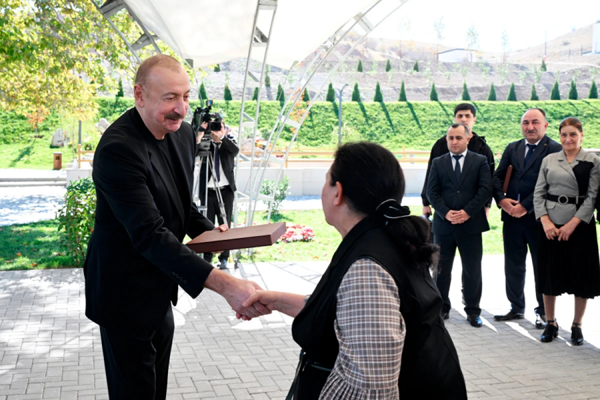 Prezident Cəbrayıl rayonunun Horovlu kəndinin sakinlərinə mənzillərin açarlarını təqdim etdi [[- YENİLƏNDİ]]