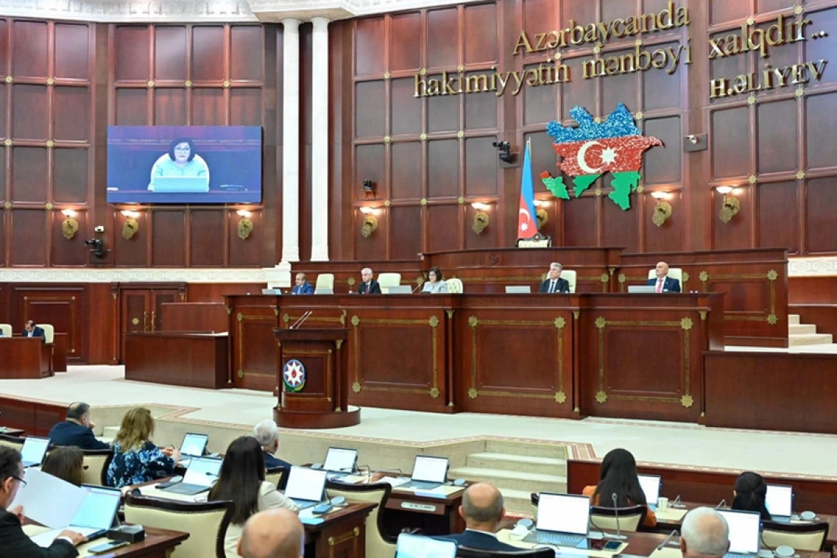 Parlamentin plenar iclası başladı, [[Zəfər Gününün V ildönümünə görə bəyanat qəbul ediləcək]]