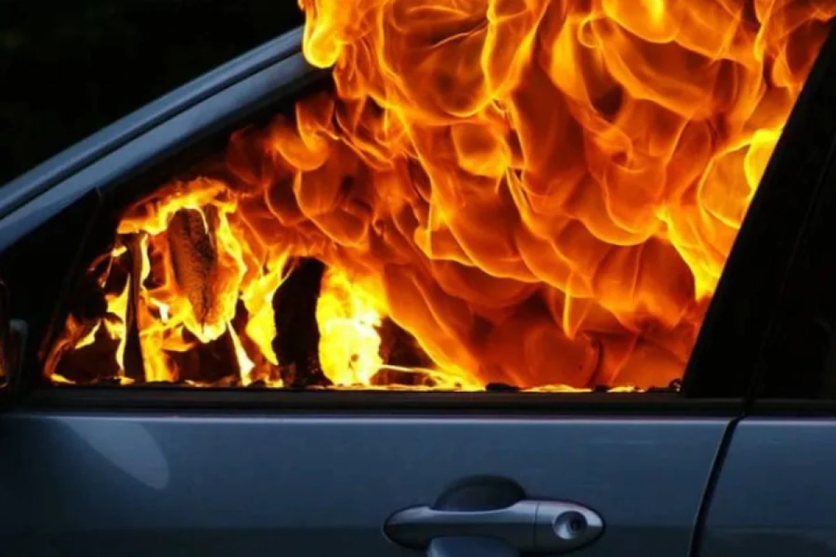 Salyanda minik avtomobili [[yandı]]