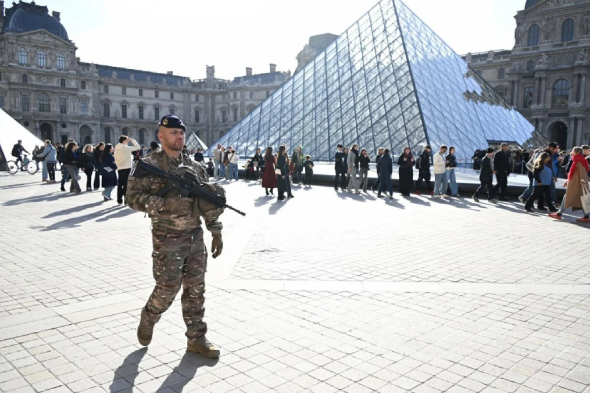 Paris prokuroru [[Luvrdakı oğurluqdan]] danışdı