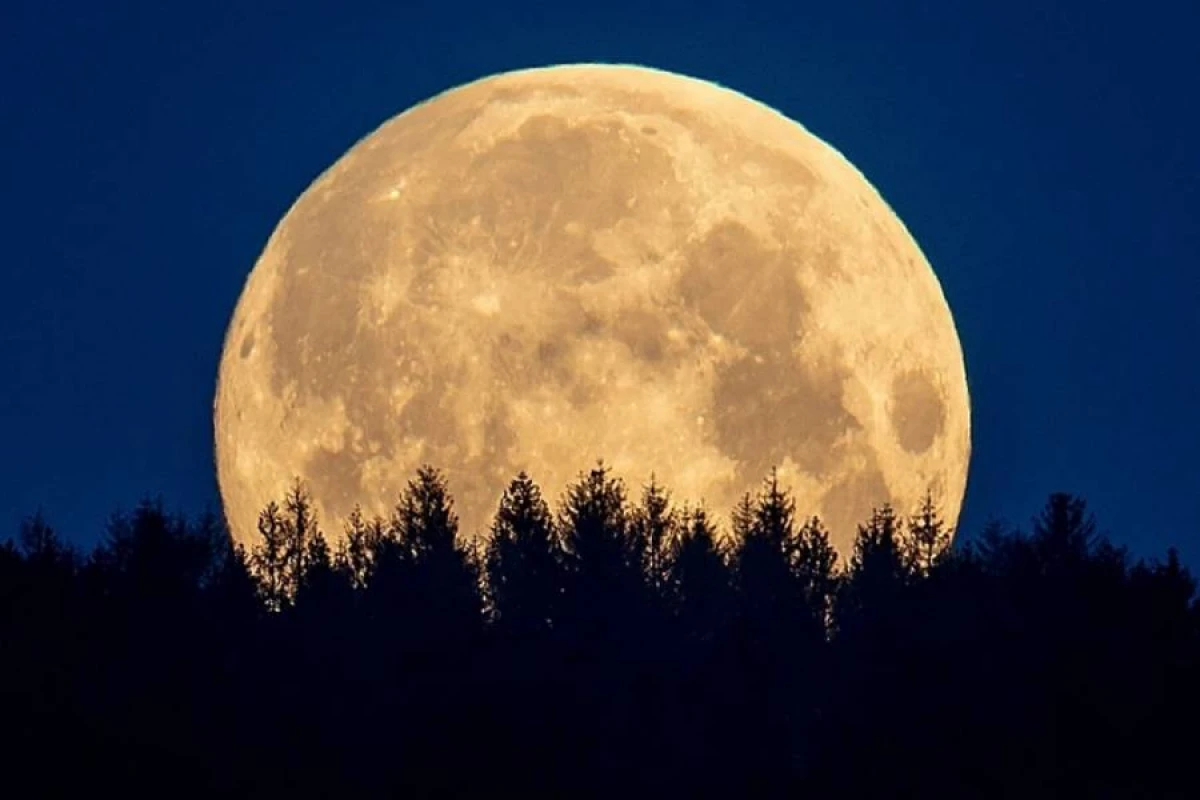 [[Super Ay]] hadisəsi müşahidə olunur