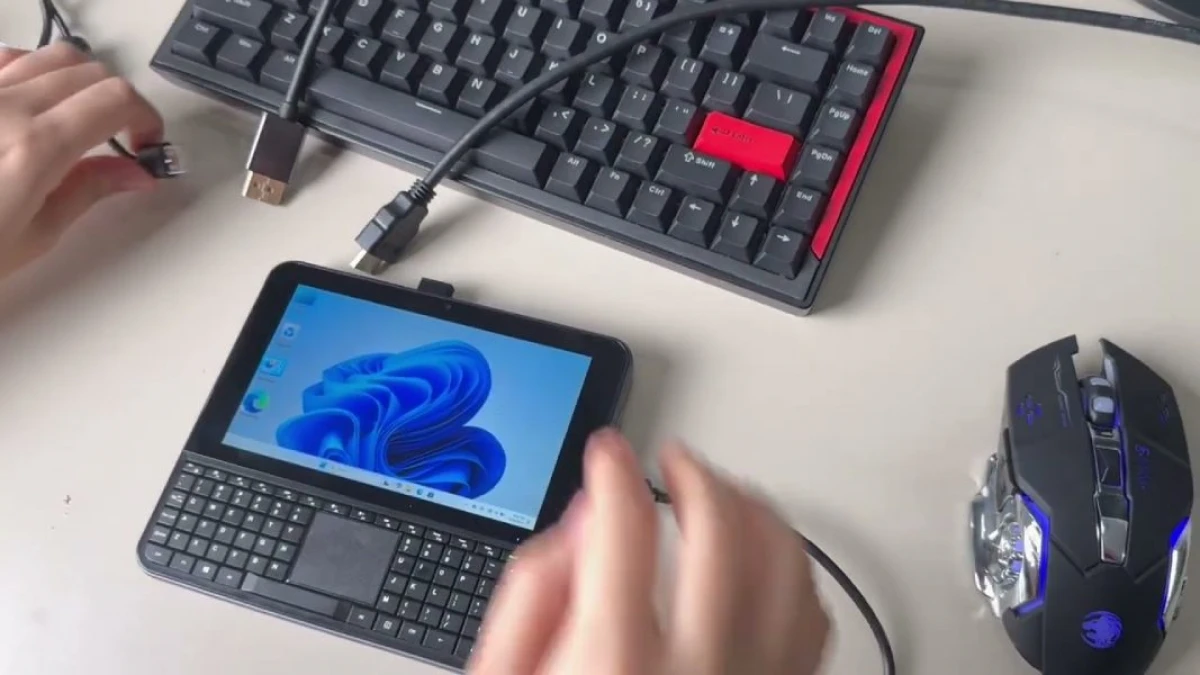 Yeni [[smartfon tipli mini kompüter]] təqdim olundu