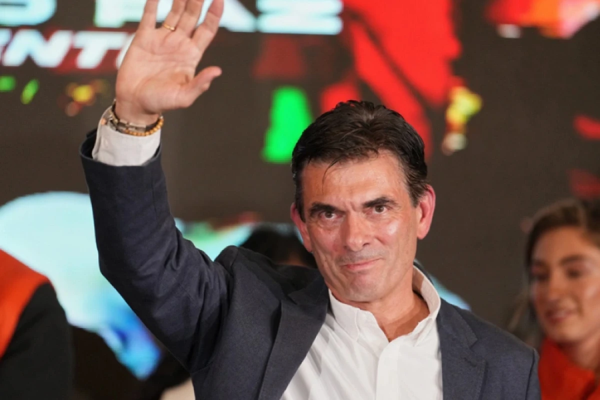 [[Boliviyanın]] yeni Prezidenti  and içdi