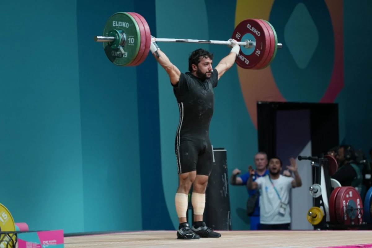 Azərbaycanlı ağırlıqqaldıran İslamiadada üç medal qazandı